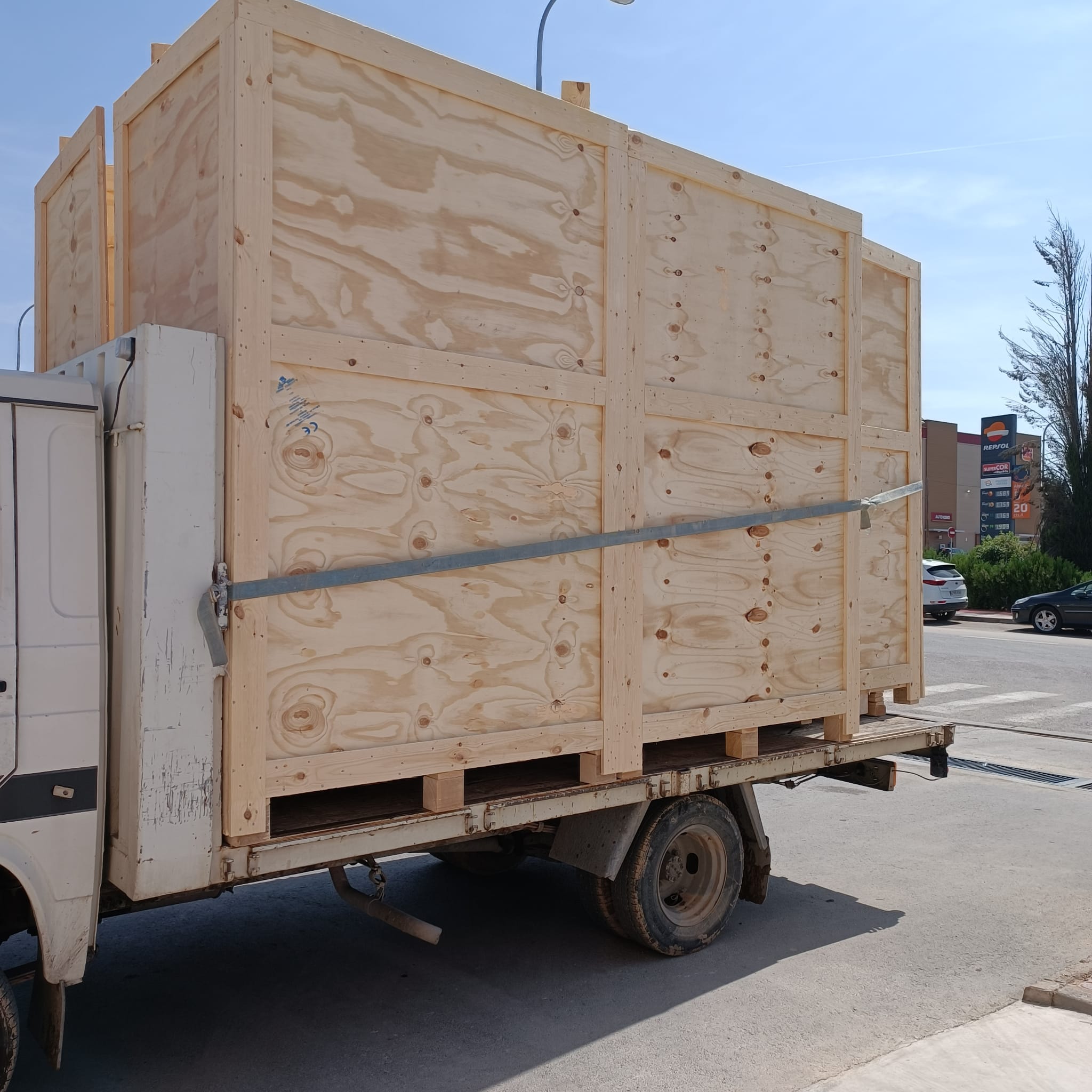 Camión transportando cajas de madera